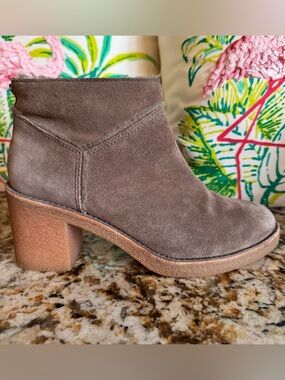 UGG Women’s KASEN Short Ankle Boot Mouse Grey Suede Size 7.5 US